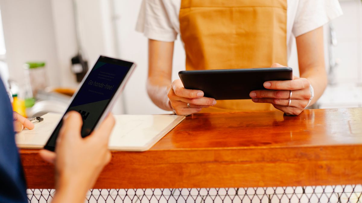 Cara Mengatur Pajak dan Service Charge di Restoran agar Harga Tidak Membingungkan