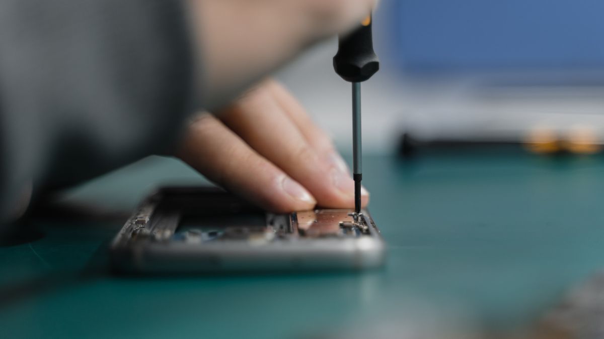 Kapan Perlu Uang Muka di Konter Servis HP dan Bagaimana Mencatatnya?